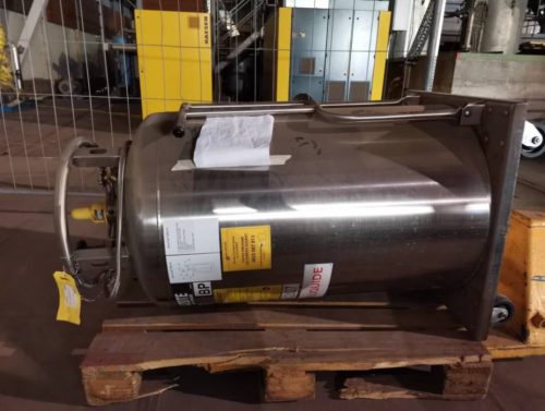 Liquid nitrogen tank